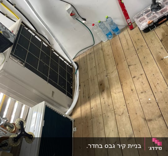 קיר גבס עם כבלים וכלים שונים